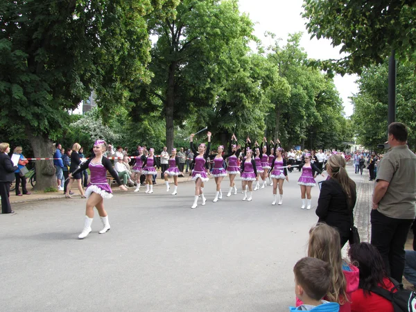Majorettes en el concurso de desfile de marcha durante champi nacional — Foto de Stock