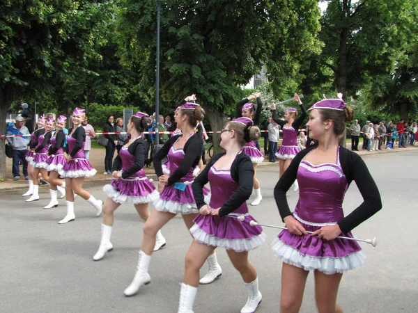 Majorettes en el concurso de desfile de marcha durante champi nacional — Foto de Stock