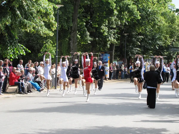 Majorettes 국가 champi 동안 행진 퍼레이드 경연 대회에서 — 스톡 사진