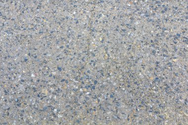 Gri beton - asfalt yüzeyine küçük taşlarla