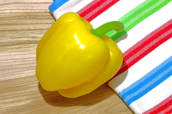 Renkli d ile ahşap Dilimleme tahtası üzerinde sarı tatlı biber — Stok fotoğraf
