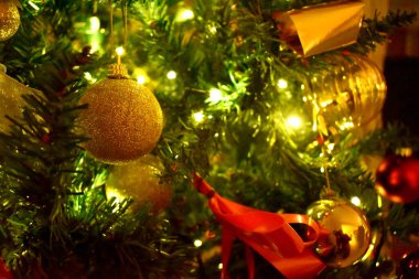 Noel ağacının süsleri parlıyor.