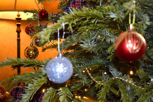 輝くグレアを持つクリスマスツリー上の装飾 — ストック写真