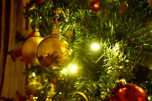 圣诞树上闪烁着光芒的装饰 — 图库照片