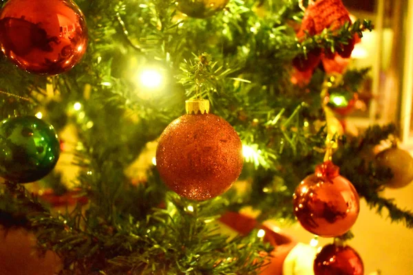 Dekorace Vánočním Stromečku Lesklou Září — Stock fotografie