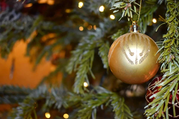 Goldener Kugelschmuck Der Einer Tanne Hängt Weihnachtsbaumschmuck — Stockfoto