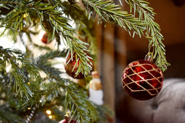 Ornamento Bola Vermelha Pendurada Pinheiro Decoração Árvore Natal — Fotografia de Stock