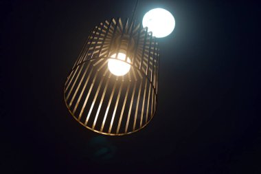 Siyah arkaplanlı hücreden sarkan ışık lambası