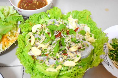 Balık soslu taze karides, sıcak ve baharatlı, yanında da taze meyve tabağı.