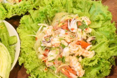 Tayland adı Yum Woon Sen veya Baharatlı deniz ürünleri ve karidesli vermicelli salata, bitkilerle karıştırılmış kalamar, taze sebzelerle servis edilen kırmızı biber..