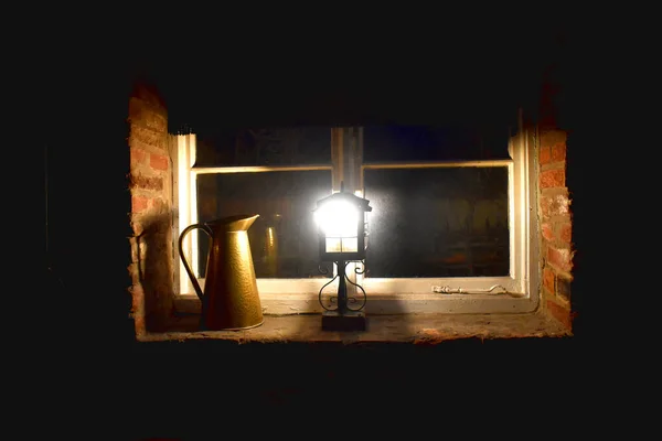 Świecące Światło Lampy Przy Oknie Stań Obok Dzbanka Ciemnym Pokoju — Zdjęcie stockowe