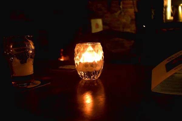 Свечи Света Стеклянную Банку Столе Украшены Темную Ночь Свечи Стеклянную — стоковое фото