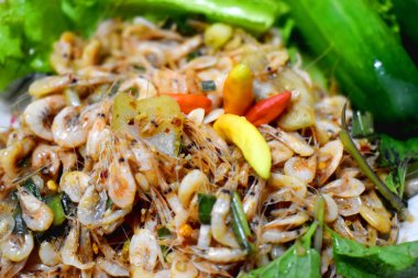 Baharatlı karides salatası, taze sebzeyle servis edilen sıcak ve baharatlı Tayland yemeği.