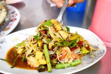 Papaya salatası, Tayland usulü sıcak ve baharatlı.
