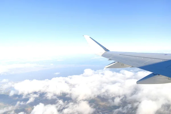 Schöner Horizontblauer Himmel Mit Weißen Tragflächen Eines Flugzeugs Das Über — Stockfoto