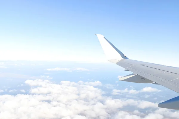 Schöner Horizontblauer Himmel Mit Weißen Tragflächen Eines Flugzeugs Das Über — Stockfoto