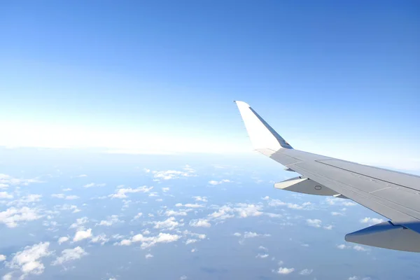 Όμορφη Ορίζοντα Μπλε Ουρανό Λευκό Φτερό Του Αεροπλάνου Fiying Στον — Φωτογραφία Αρχείου
