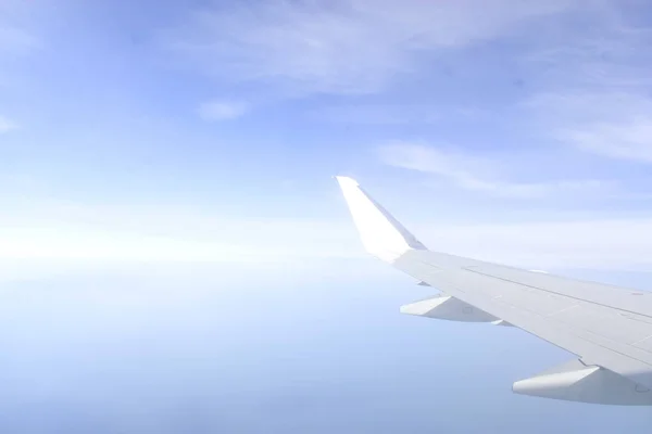 Céu Azul Horizonte Bonito Com Asa Branca Avião Que Dispara — Fotografia de Stock