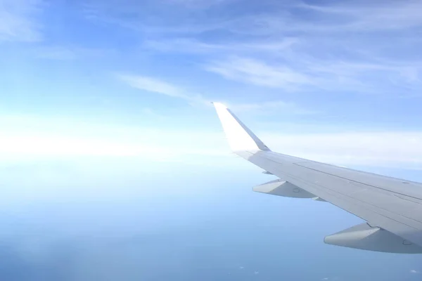 Hermoso Horizonte Cielo Azul Con Ala Blanca Avión Fiying Aire — Foto de Stock