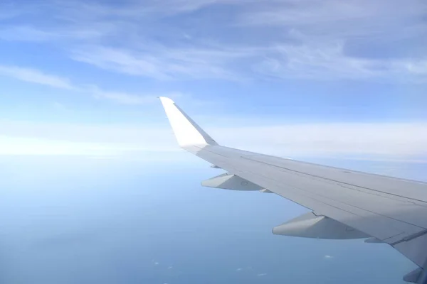 Céu Azul Horizonte Bonito Com Asa Branca Avião Que Dispara — Fotografia de Stock