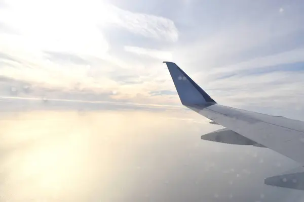Ala Avião Voando Acima Nuvens Brancas Luz Obscura Sol Vista — Fotografia de Stock