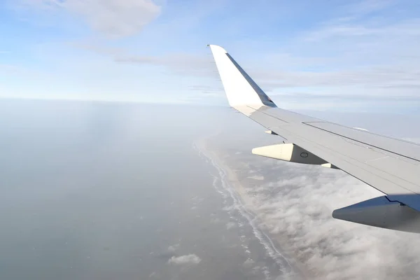 Airplane Wing Flying White Clouds Obscure Light Sun View Aircraft — Stock Photo, Image