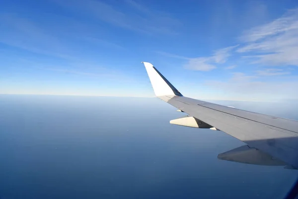 하늘에 비행기 날개가 아름다운 수평선푸른 비행기 창에서 바라봄 — 스톡 사진