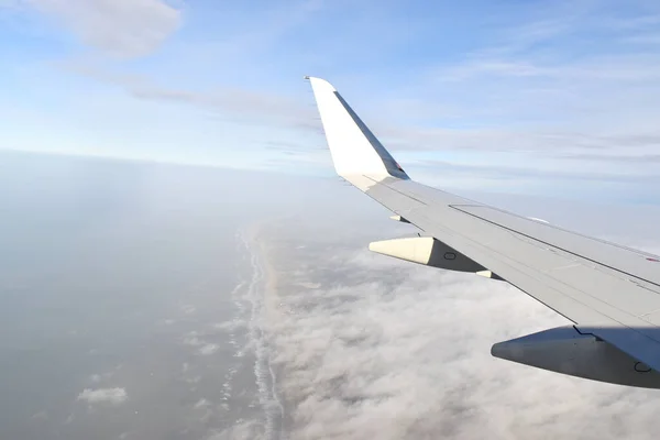 Airplane Wing Flying White Clouds Obscure Light Sun View Aircraft — Stock Photo, Image