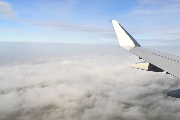 Nuvens Brancas Bonitas Flutuando Alto Ângulo Vistas Janela Avião — Fotografia de Stock