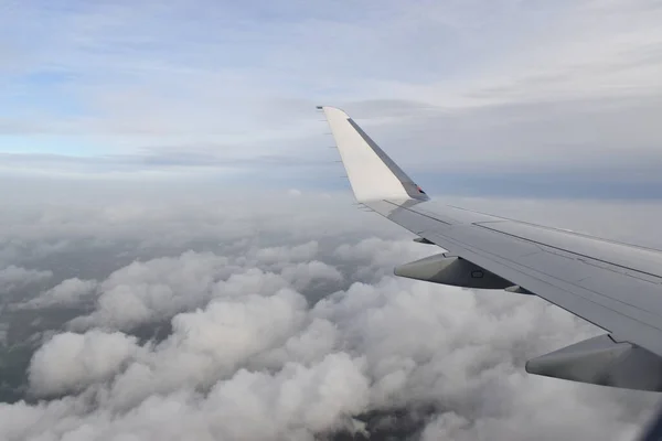 Красивые Белые Облака Плавающие Высоким Углом Вид Окна Самолета — стоковое фото