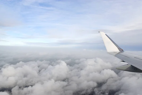 Nuvens Brancas Bonitas Flutuando Alto Ângulo Vistas Janela Avião — Fotografia de Stock