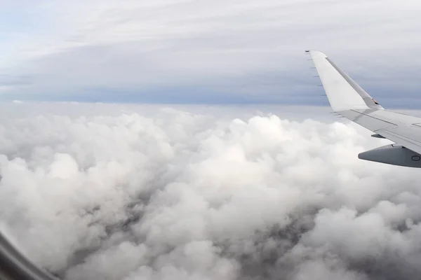 Nuvens Brancas Bonitas Flutuando Alto Ângulo Vistas Janela Avião — Fotografia de Stock