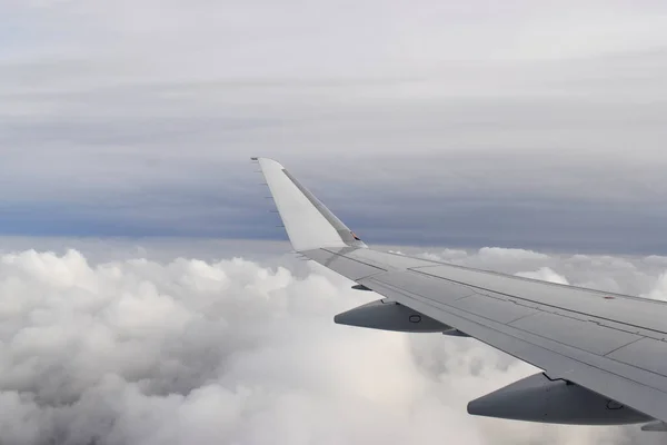 Nuvens Brancas Bonitas Flutuando Alto Ângulo Vistas Janela Avião — Fotografia de Stock