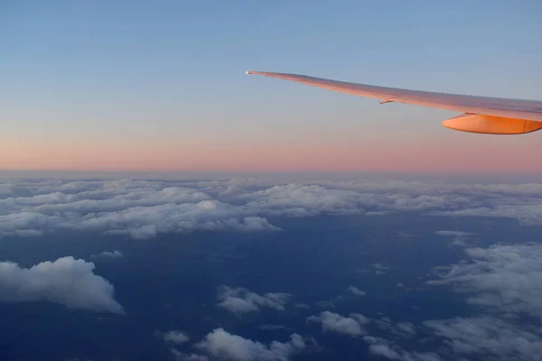 Asa Aeronave Acima Cloudscraper Com Horizonte Céu Rosa Azul Vista — Fotografia de Stock