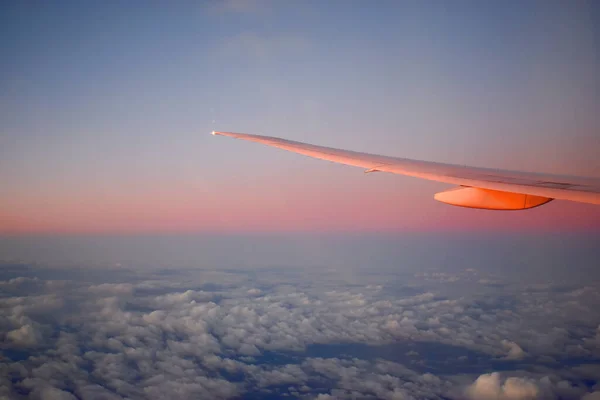 Repülőgép Szárny Felett Felhőkaparó Horizonton Rózsaszín Kék Kilátás Repülőgép Ablakából — Stock Fotó
