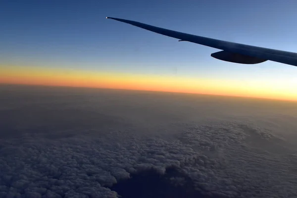 夕暮れの空に浮かぶ飛行機のシルエット 劇的な夕日からの美しい光 飛行機の窓からのロマンチックな景色 — ストック写真