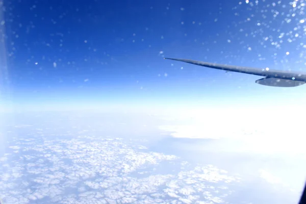 하늘에 비행기 날개와 아름다운 지평선푸른 비행기 창문으로 — 스톡 사진