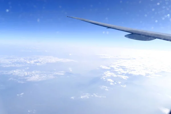 Красивый Горизонт Голубого Неба Крылом Самолета Пылающим Воздухе Вид Окна — стоковое фото