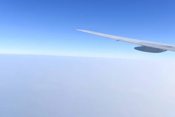 Красивый Горизонт Голубого Неба Крылом Самолета Пылающим Воздухе Вид Окна — стоковое фото