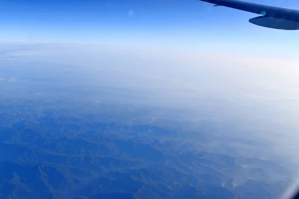 標高の高い山の範囲から見た 飛行機の窓から見える — ストック写真