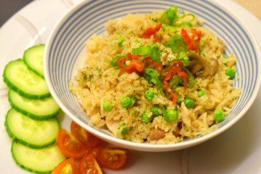 Mantarlı kızarmış tavuk, yeşil bezelye. Kırmızı biberli baharat, organik taze salatalık ve domatesli meze..