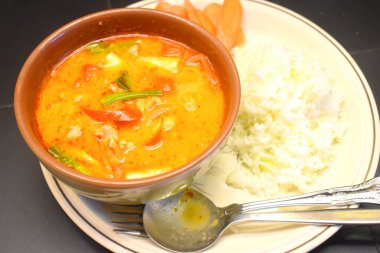 Tom Yum Chicken kremalı çorba, garnitürlü pilav. Ev yapımı Tayland baharatlı yemekleri..