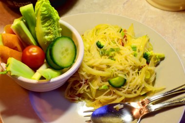 Tayland pirinci vermicelli şehriye salatası, baharatlı ve organik sebzeli test yemeği..
