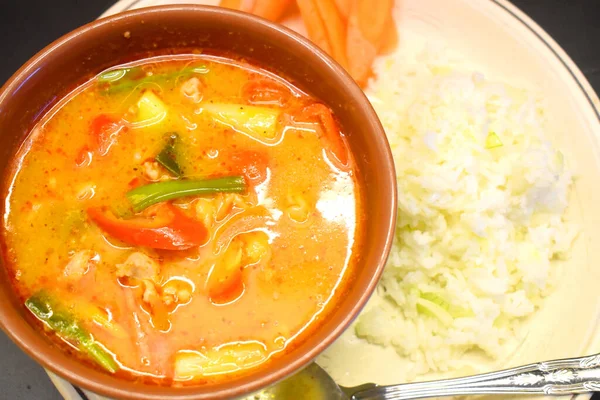 Tom Yum Chicken kremalı çorba, garnitürlü pilav. Ev yapımı Tayland baharatlı yemekleri..