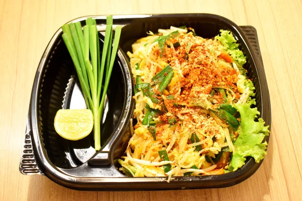 泰国菜泰国菜泰国菜泰国菜在泰国曼谷提供给旅客的一个塑料盘子中的即食餐 免版税图库图片