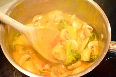 Panang 'ın körili karideslerini mantarlı, brokoliyi sıcak ateşte pişirmek..