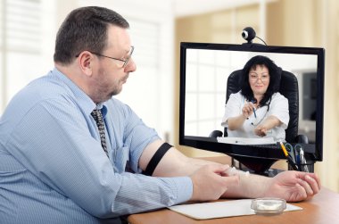 İntravenöz kendi kendine enjeksiyon sanal doktor kontrol altında