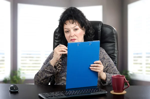 Portrait mature psychiatrist at the desk — Stock Photo, Image