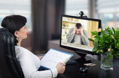 Sanal psikoterapist son derece umutsuz yardımcı olmak niyetinde