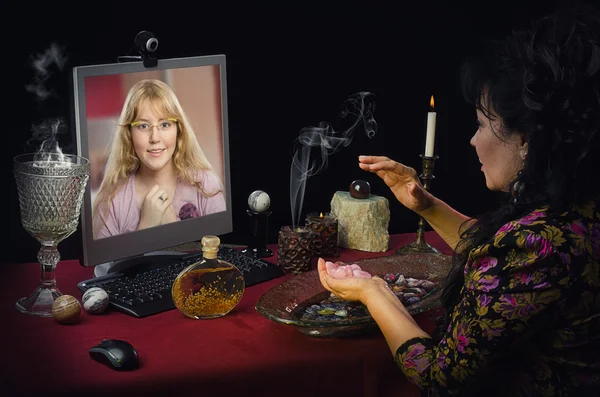 Clairvoyant genç kız için ruh eşini çekmek için yardımcı olur — Stok fotoğraf